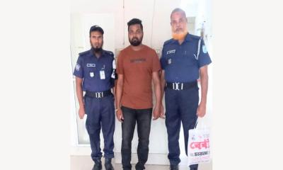 মাদকসহ ধরে ব্যবসায়ীকে পুলিশে দিল জনতা