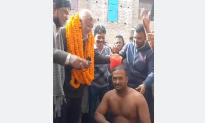 দৌলতপুরে দুধ দিয়ে গোসল করে বিএনপিতে যোগ দিলেন জামায়াত নেতা