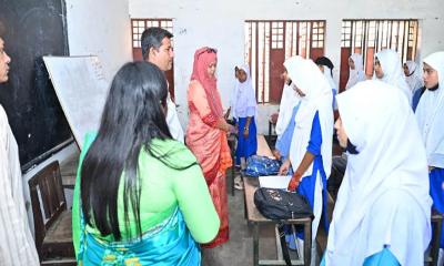 তানোর বালিকা বিদ্যালয় পরিদর্শনে জেলা প্রশাসক আফিয়া আক্তার