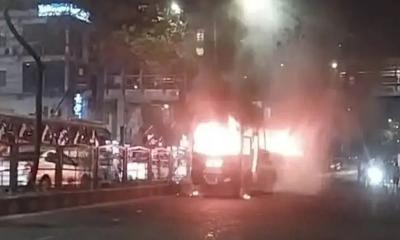 রাজধানীর ধানমন্ডিতে বাসে আগুন