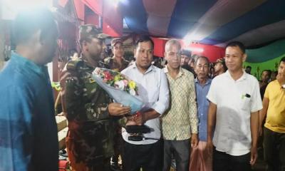 পূজামণ্ডপ জোন অধিনায়কের অনুদান প্রদান