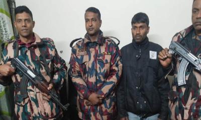 দৌলতপুরে অস্ত্র ও গুলিসহ আটক ১