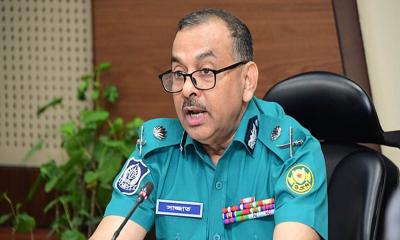 আগুনসন্ত্রাসী ও ককটেল নিক্ষেপকারীদের দেখামাত্র গুলির নির্দেশ ডিএমপি কমিশনারের