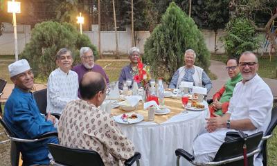 মিন্টো রোডে ইফতারে ড. ইউনূসসহ সদ্য বিদায়ি উপদেষ্টারা