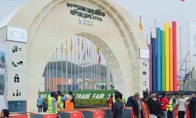 কুয়াশা-শীতে জমেনি বাণিজ্য মেলা, দ্বিতীয় দিনেও চলছে স্টল নির্মাণ