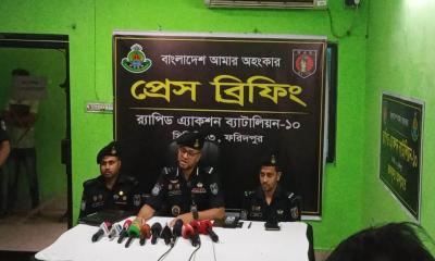 ফরিদপুরে পিস্তল ঠেকিয়ে গৃহবধূর কানের দুল ছিনতাই, গ্রেপ্তার ২