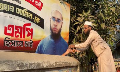নির্বাচনী আচরণবিধি মেনে নিজের হাতে ব্যানার অপসারণ করলেন স্বতন্ত্র প্রার্থী