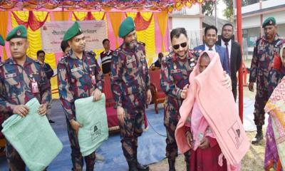 চিরিরবন্দর উপজেলার সীমান্তবর্তী এলাকায় বিজিবির শীতবস্ত্র বিতরণ