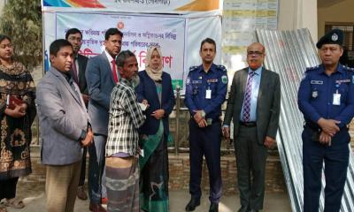 গোদাগাড়ীতে ক্ষতিগ্রস্তদের মাঝে ঢেউটিন ও নগদ অর্থ বিতরণ