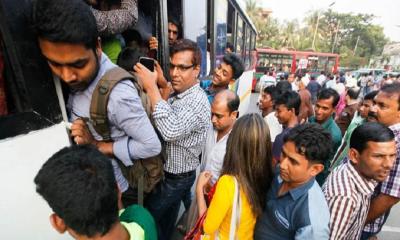 গণপরিবহনে নারীদের নীরবযুদ্ধ