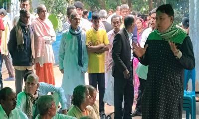 সাহাপুরে সাধারণ মানুষের কাতারে ডা. কে এম বাবর