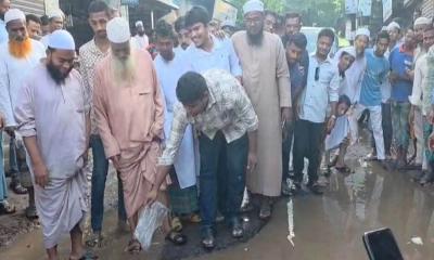 সড়কের গর্তে মাছ ছাড়লেন হাসনাত আবদুল্লাহ