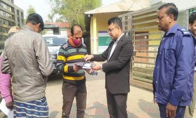প্রকাশ্য জনসম্মুখে ধূমপান করায় ভ্রাম্যমাণ আদালতে জরিমানা