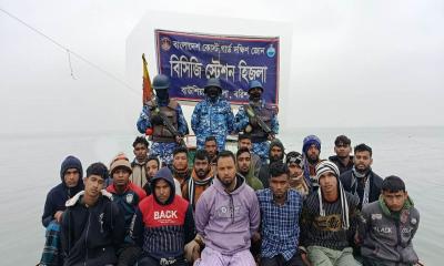 মেঘনা নদীতে অবৈধ বালু উত্তোলন: ৫৭ ড্রেজারসহ ২০ জন আটক