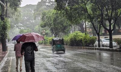 ঝুম বৃষ্টিতে সকাল শুরু রাজধানীবাসীর
