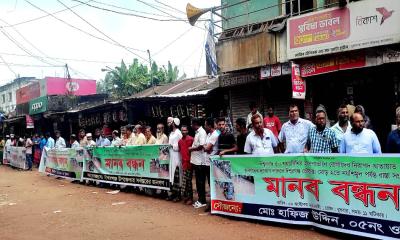ঈশ্বরগঞ্জে রাস্তা সংস্কারের দাবিতে এলাকাবাসীর মানববন্ধন