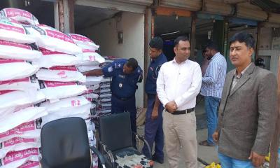 ঈশ্বরদীতে তিন লক্ষ পঞ্চাশ হাজার টাকার অবৈধ মৎস্য ফিড জব্দ