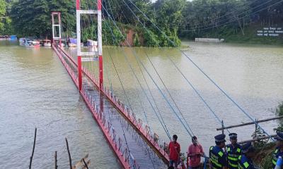 কাপ্তাই হ্রদের পানিতে ডুবেছে রাঙামাটির ঝুলন্ত সেতু