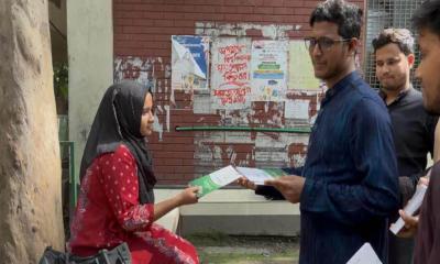 শিক্ষার্থীদের হাতে হাতে জকসু গঠনতন্ত্র বিলি করল শিবির