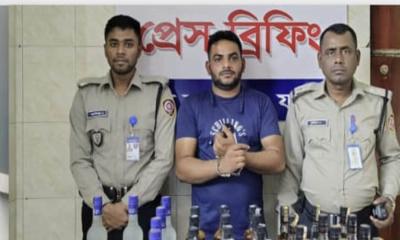 যশোরে বাসে তল্লাশি চালিয়ে ৪২ বোতল বিদেশি মদসহ যুবক আটক