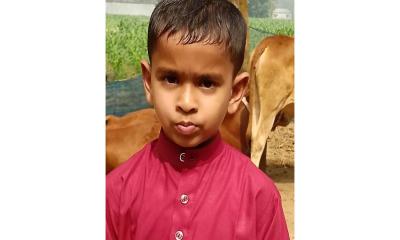 ঘোড়াঘাটে চিকিৎসকের ভুলে চার আঙুল হারাল শিশু আবিদ