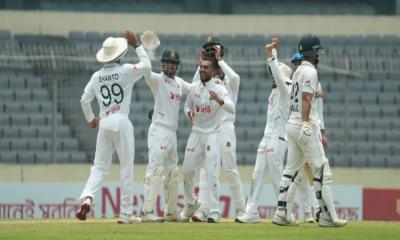 মিরাজের ফাইফারে লিড পেলো বাংলাদেশ