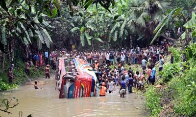 ট্রাকের সঙ্গে সংঘর্ষে পুকুরে পড়ল বাস, নিহত ৪
