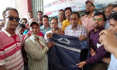রিকশা-ভ্যানচালকদের মাঝে রেইনকোট ও লাইফ জ্যাকেট বিতরণ