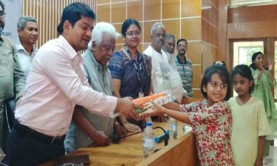 উজিরপুরে শিশুদের স্বপ্নচিত্র অঙ্কন ও প্রতিভা বিকাশে উপহার বিতরণ