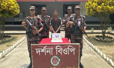 ভারতে পাচারের সময় দামুড়হুড়ায় ৫টি স্বর্ণের বারসহ যুবক আটক