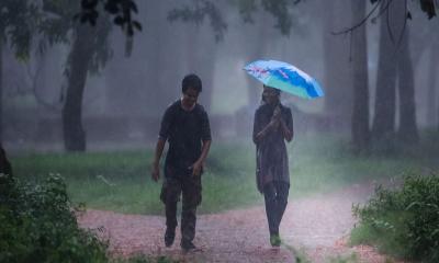 বৃষ্টিতে ভিজলে ত্বকের উজ্জ্বলতা বৃদ্ধিসহ মিলবে আরও ১০ উপকার