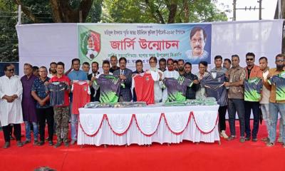 যশোরে তরিকুল ইসলাম স্মৃতি আন্তঃইউনিয়ন ফুটবল টুর্নামেন্টের জার্সি উন্মোচন