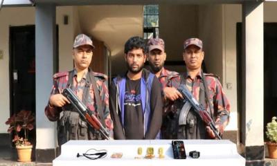 যশোরে বিজিবির হাতে সোনা চোরাকারবারি গ্রেপ্তার