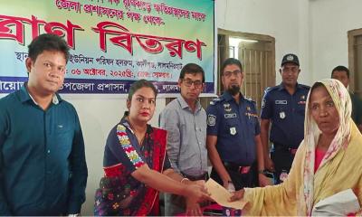 কালীগঞ্জে ঘূর্ণিঝড়ে ক্ষতিগ্রস্তদের মাঝে ত্রাণ বিতরণ করলেন ডিসি