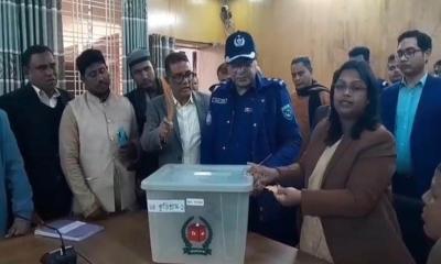 কুড়িগ্রামে পোস্টাল ব্যালট ভোট বাক্সের লক উদ্বোধন