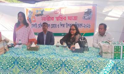 পাহাড়ে নারীদের আত্মনির্ভরশীল করতে সামগ্রী বিতরণ