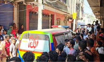 কোনাবাড়িতে ঘরের মধ্যে স্ত্রীর গলাকাটা মরদেহ, পাশেই গুরুতর আহত স্বামী
