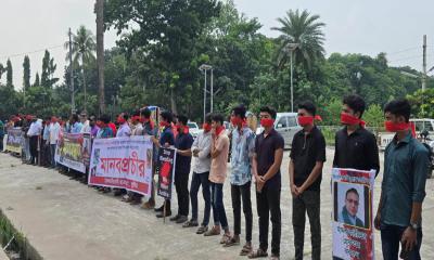কুষ্টিয়ায় সাংবাদিকদের উপর হামলা ও হত্যাচেষ্টার প্রতিবাদে মানববন্ধন
