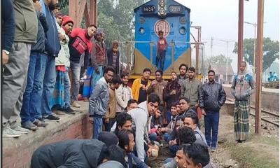 বিশেষ ট্রেন না পাওয়ায় লালমনিরহাটে বিএনপির রেলপথ অবরোধ, যাত্রীদের চরম ভোগান্তি