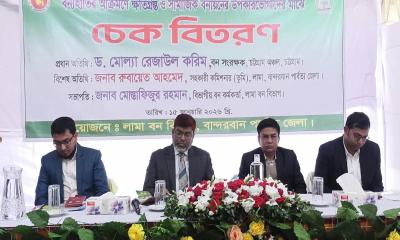 বন্যহাতির আক্রমণে ক্ষতিগ্রস্ত ও সামাজিক বনায়নের উপকারভোগীদের মাঝে চেক বিতরণ