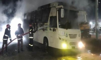 মানিকগঞ্জে স্কুলবাস ও গ্রামীণ ব্যাংকসহ তিনস্থানে আগুন