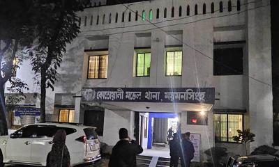 ৫ পুলিশ সদস্যকে এলোপাতাড়ি কুপিয়ে আসামি ছিনতাই