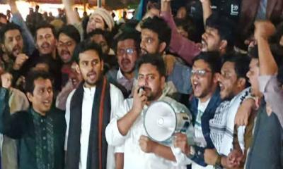 এই মুহূর্তে জাতিকে বিভক্ত না হয়ে ঐক্যবদ্ধ থাকতে হবে