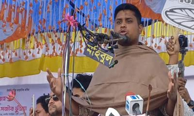 দেশ দুই ভাগে বিভক্ত, এক পক্ষ দালালি করছে