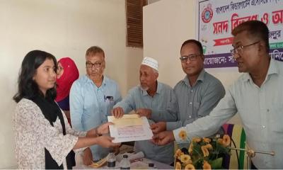 নবাবগঞ্জে কৃতি শিক্ষার্থীদের বৃত্তি ও সনদ প্রদান