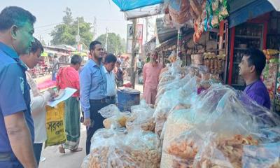 নবাবগঞ্জে ভ্রাম্যমাণ আদালতে ১২ হাজার টাকা জরিমানা আদায়