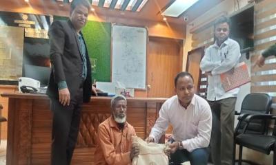 নবাবগঞ্জে অসহায় প্রতিবন্ধী পরিবারের পাশে ইউএনও