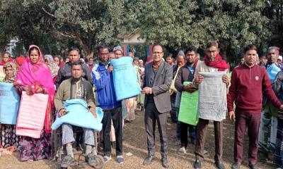 নবাবগঞ্জে ১০০ প্রতিবন্ধী ব্যক্তির মাঝে ইউএনও’র কম্বল বিতরণ