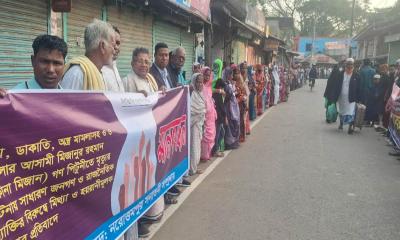 নোয়াখালীতে মিথ্যা হত্যা মামলায় জড়ানোর প্রতিবাদে মানববন্ধন