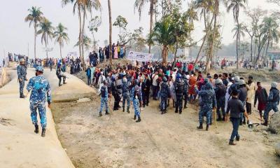 হাতিয়ায় ফেরি উদ্বোধনকে কেন্দ্র করে রণক্ষেত্র নলচিরা ঘাট: বিএনপি-এনসিপি সংঘর্ষে আহত ১০